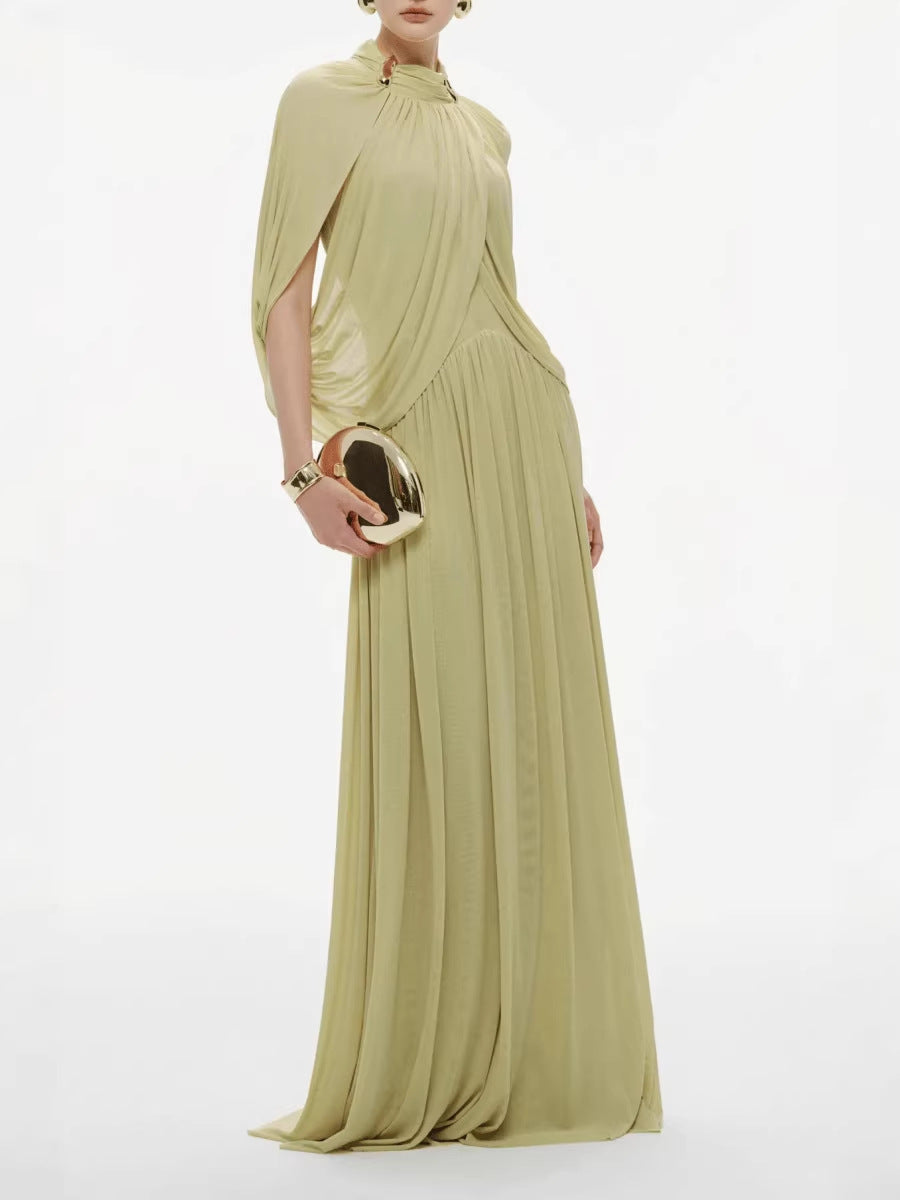 Vestido largo plisado con capa