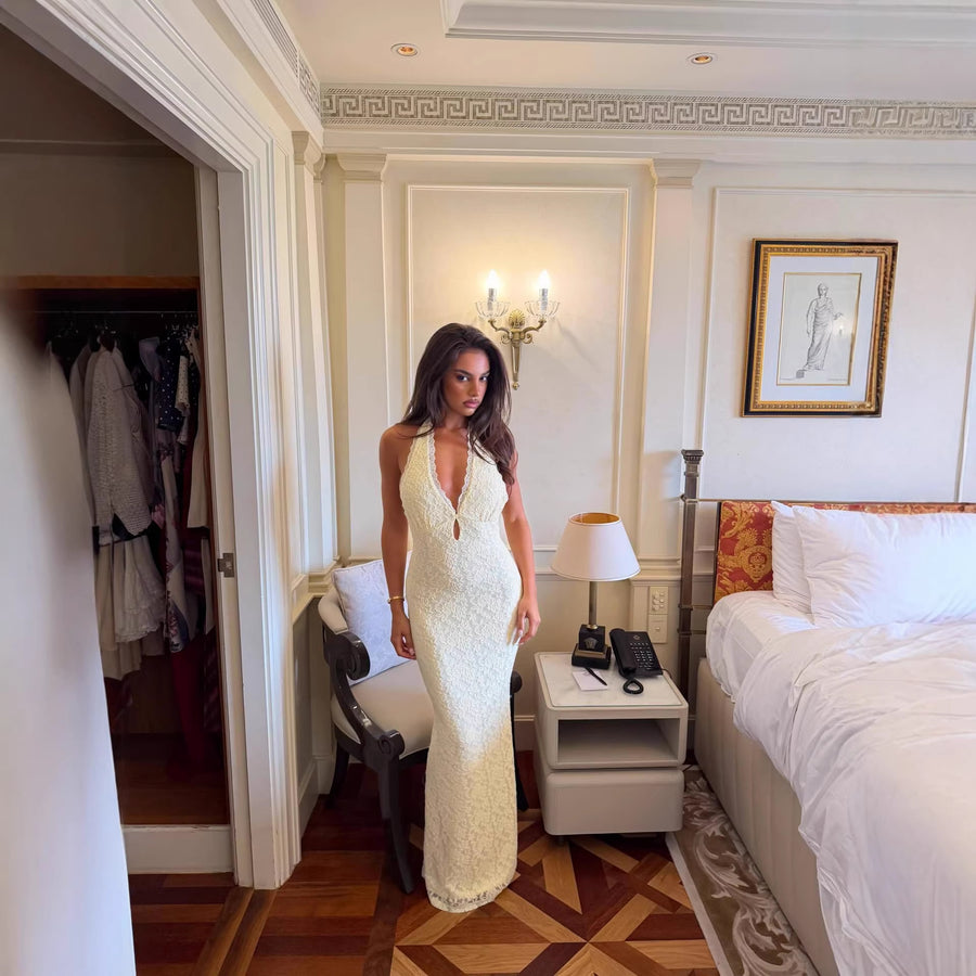 Vestido largo de encaje con escote halter
