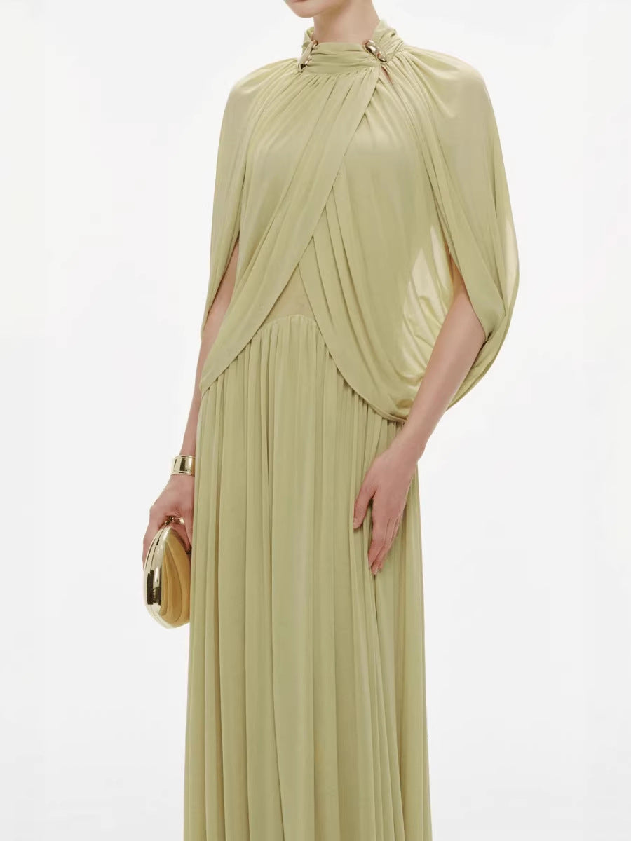 Vestido largo plisado con capa