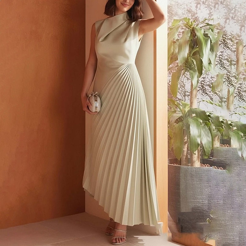 Vestido plisado con cuello alto