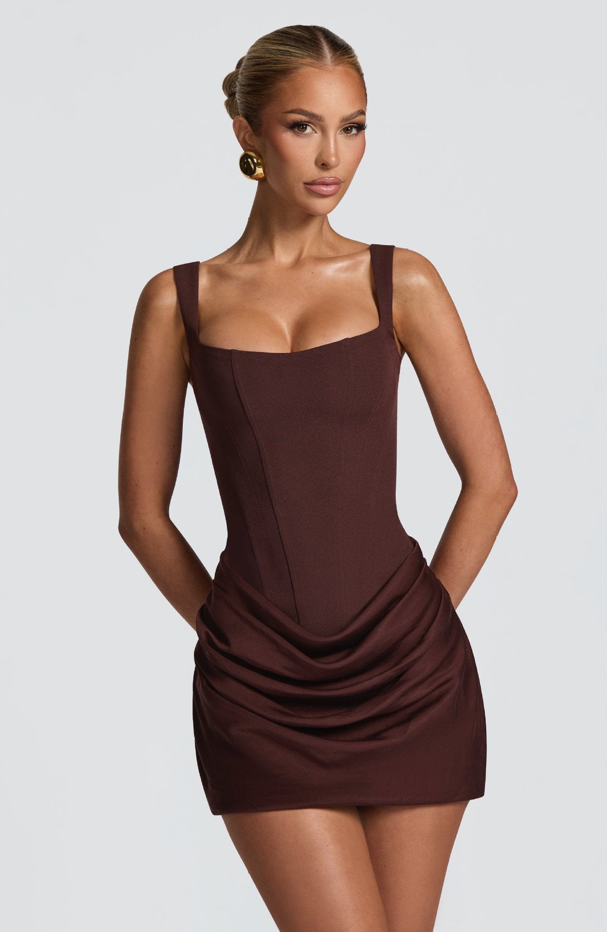 Vestido corto con escote cuadrado