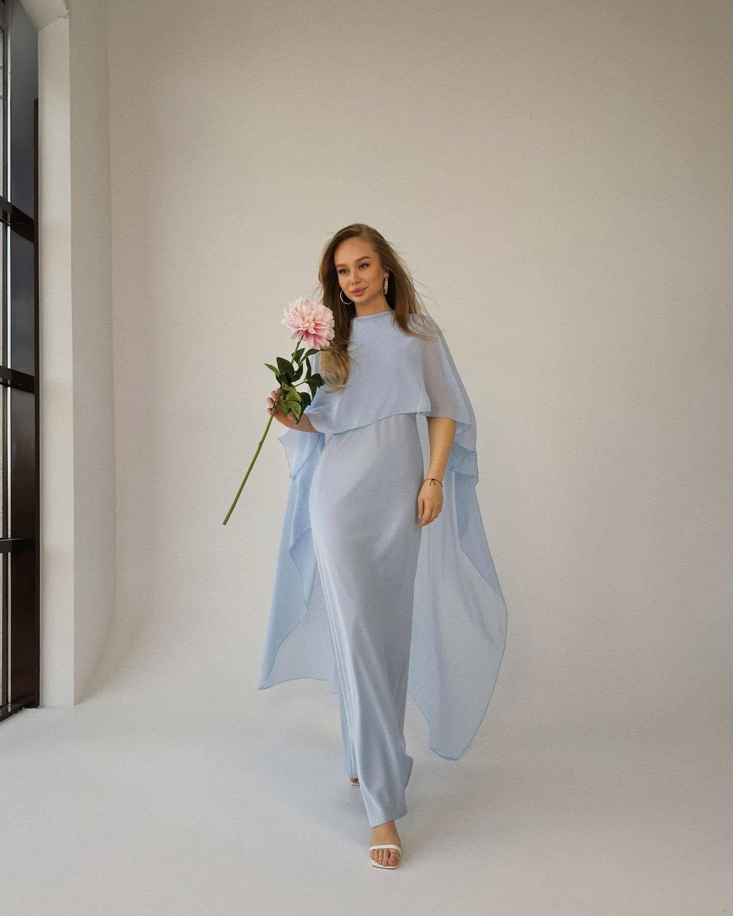 Vestido largo con capa fluida