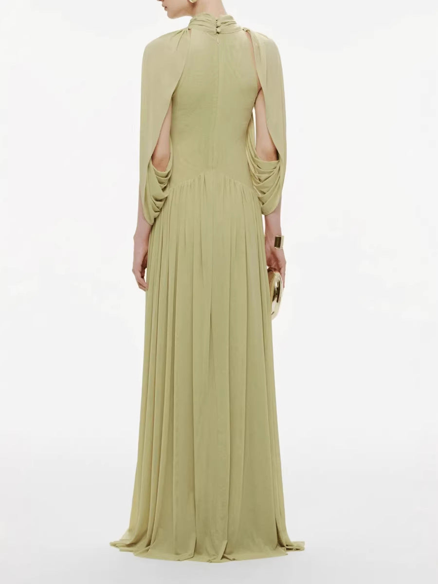 Vestido largo plisado con capa