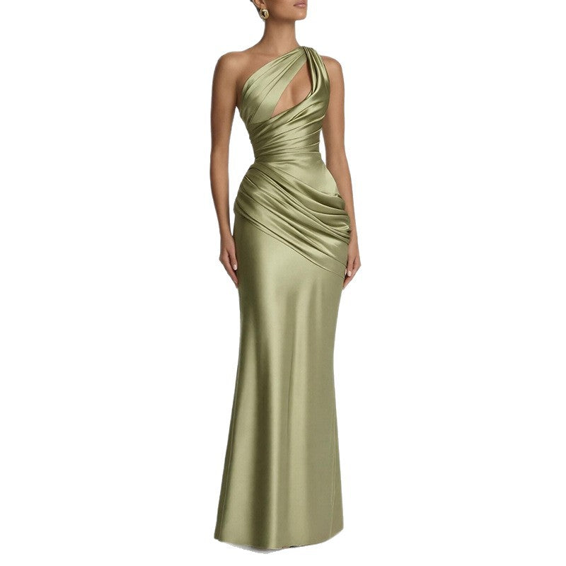 Vestido largo satinado con escote asimétrico