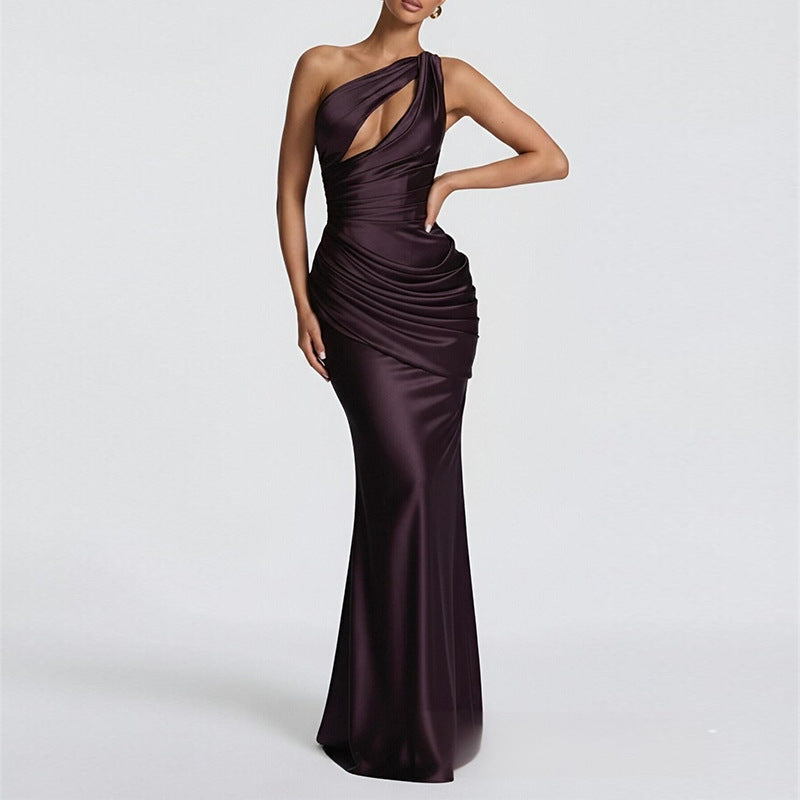 Vestido largo satinado con escote asimétrico