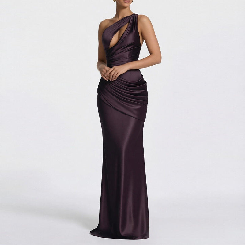 Vestido largo satinado con escote asimétrico