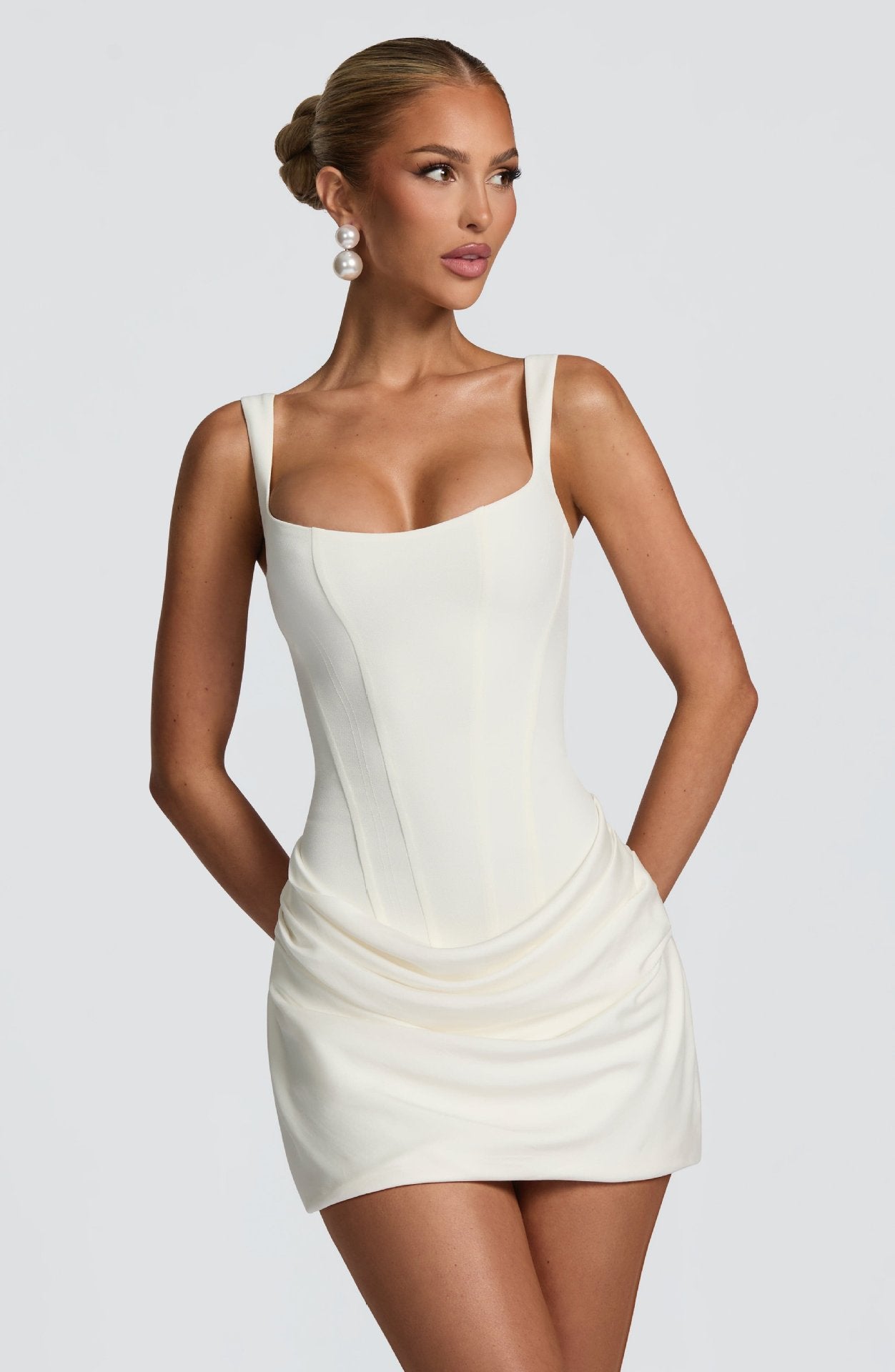 Vestido corto con escote cuadrado