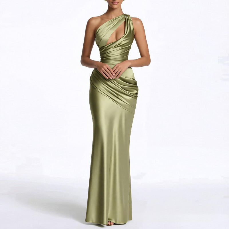 Vestido largo satinado con escote asimétrico