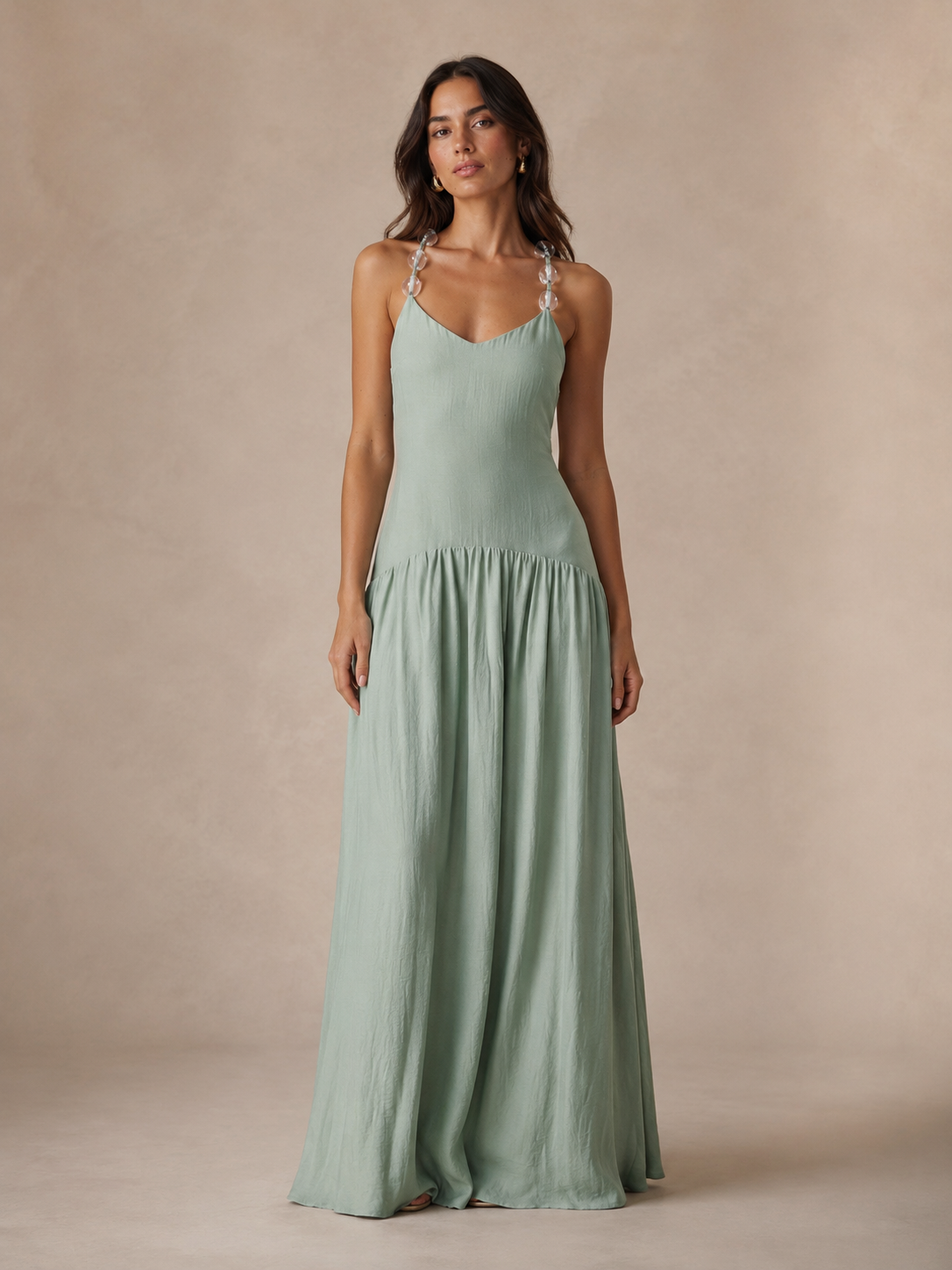 Vestido largo fluido con tirantes joya