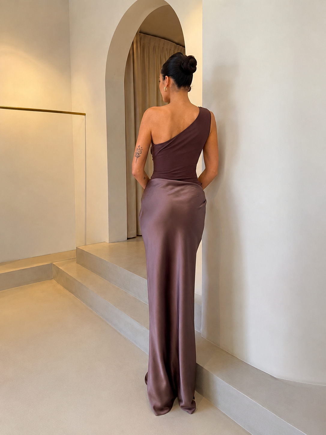 Vestido largo asimétrico satinado