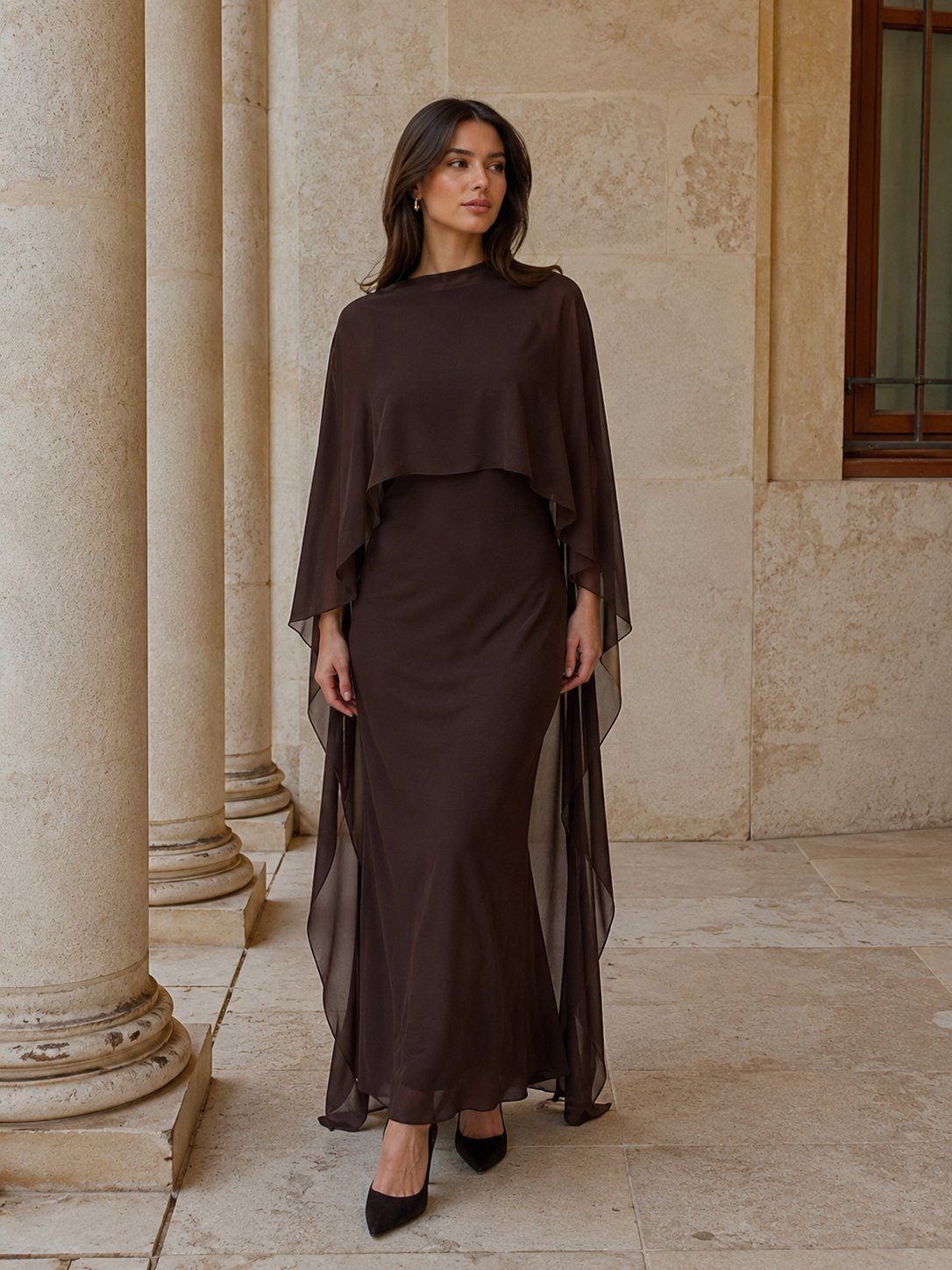 Vestido largo con capa fluida