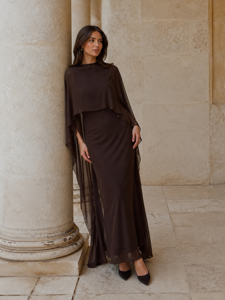 Vestido largo con capa fluida