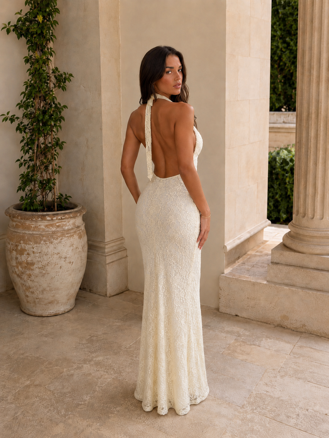 Vestido largo de encaje con escote halter