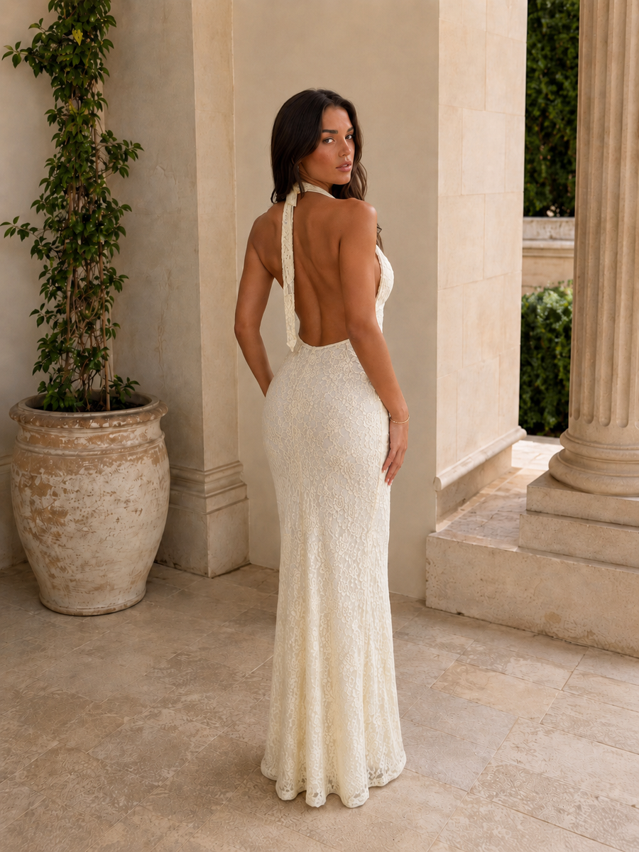 Vestido largo de encaje con escote halter