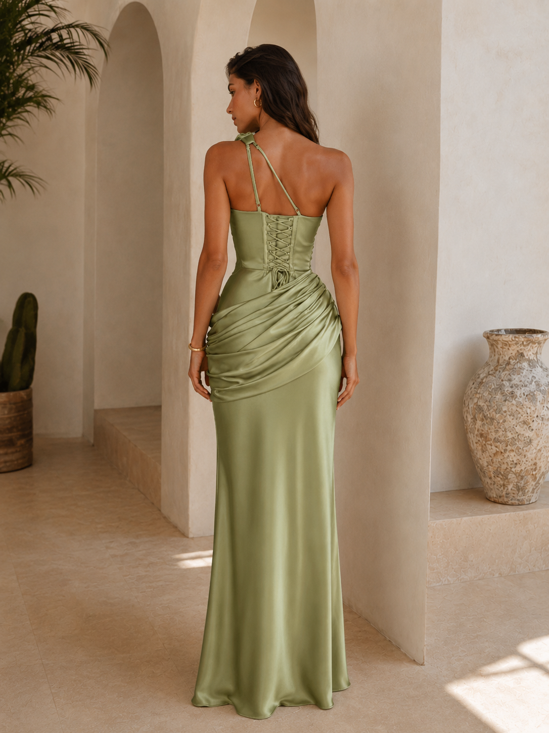 Vestido largo satinado con escote asimétrico