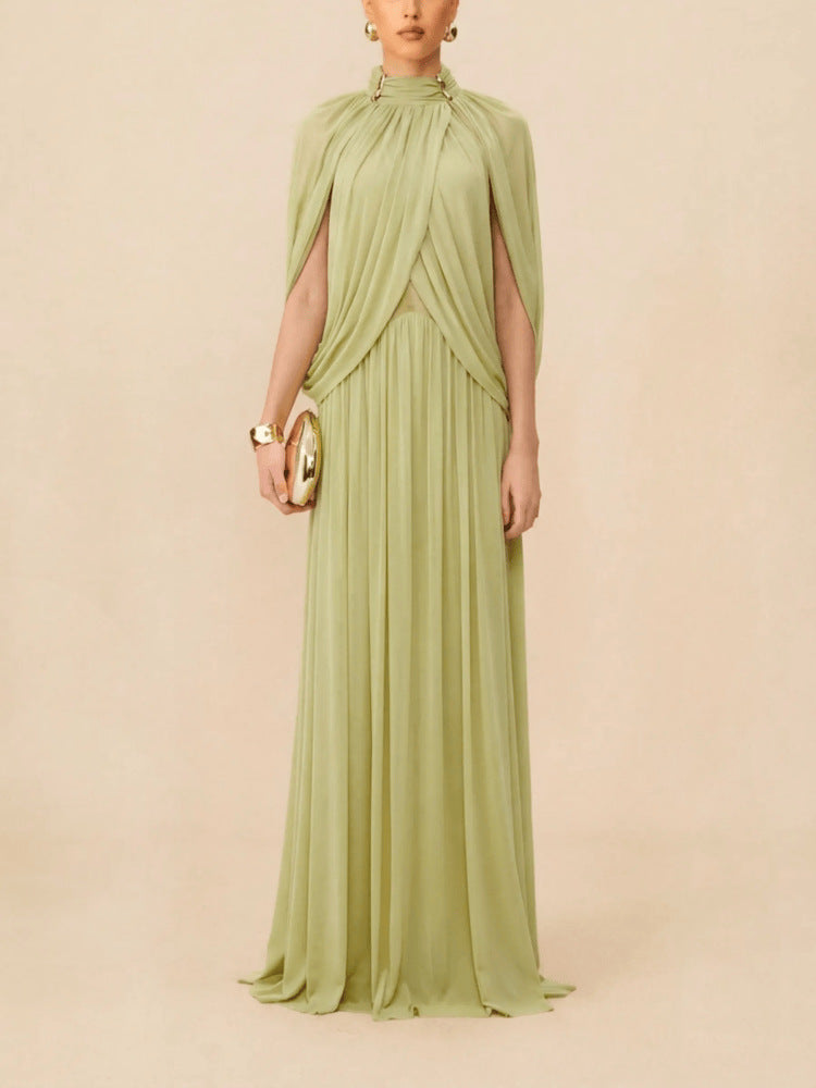 Vestido largo plisado con capa