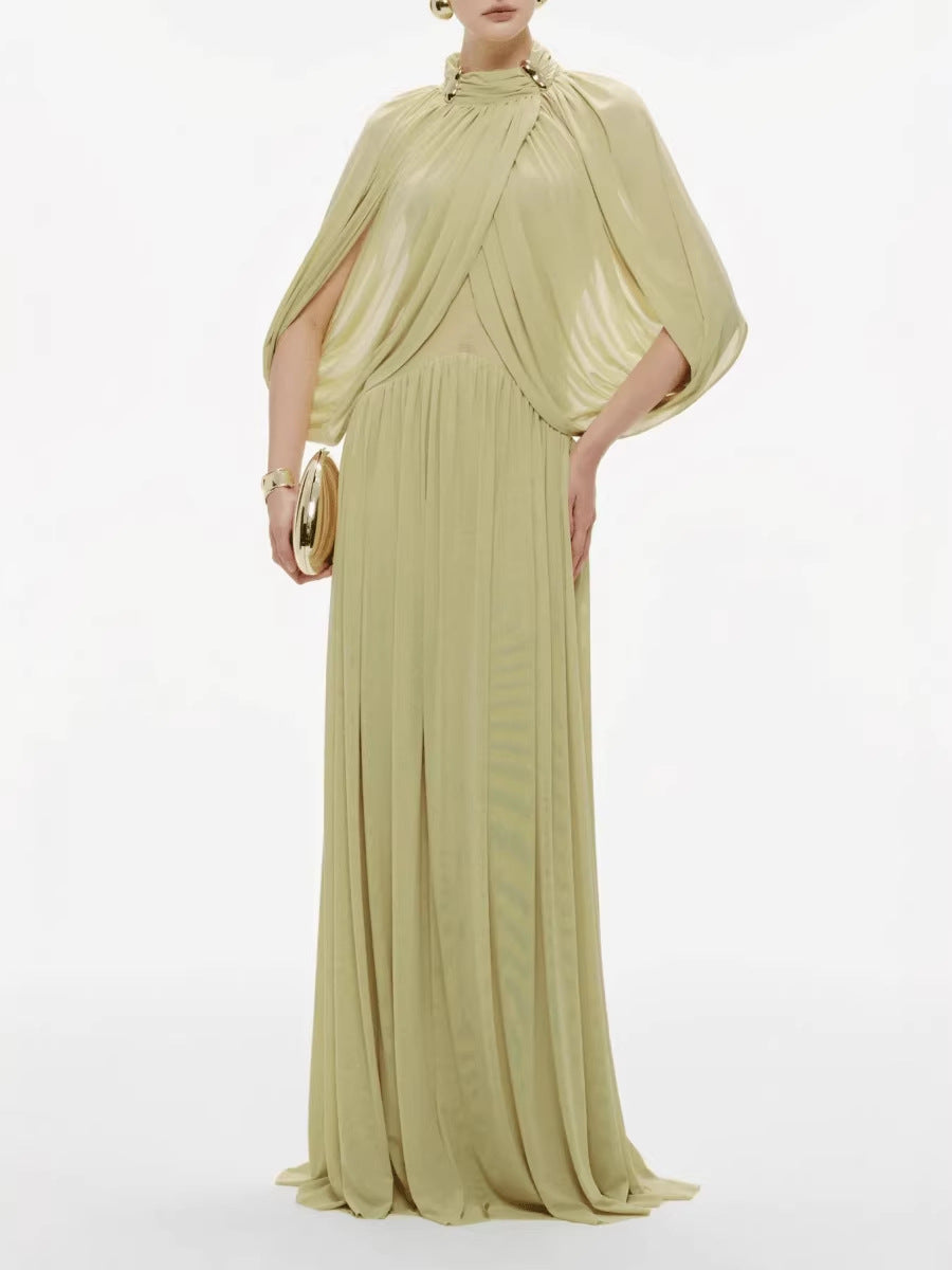 Vestido largo plisado con capa