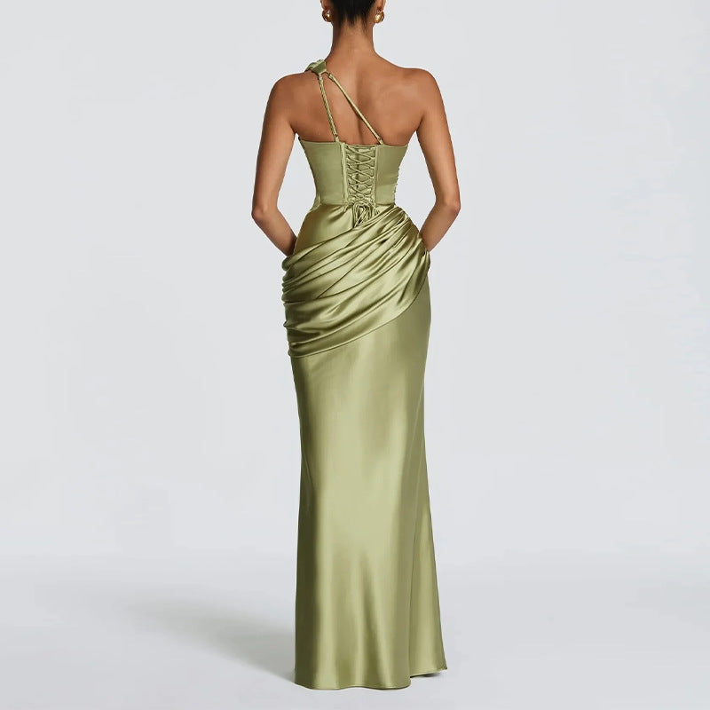 Vestido largo satinado con escote asimétrico