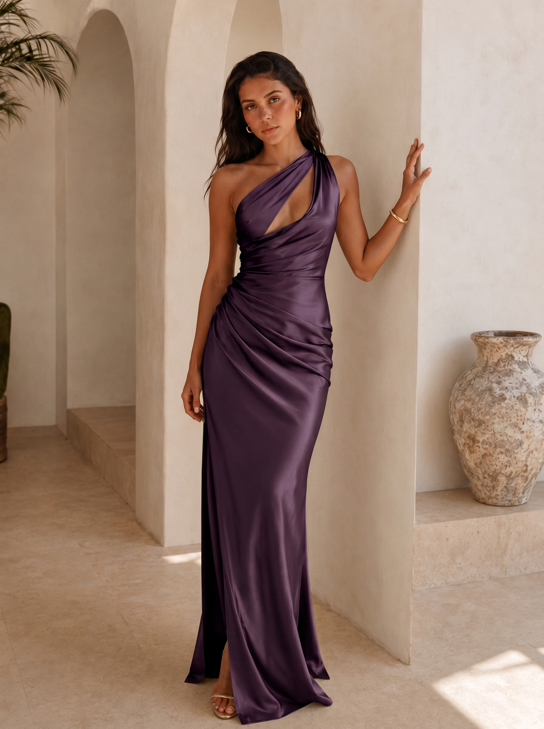 Vestido largo satinado con escote asimétrico
