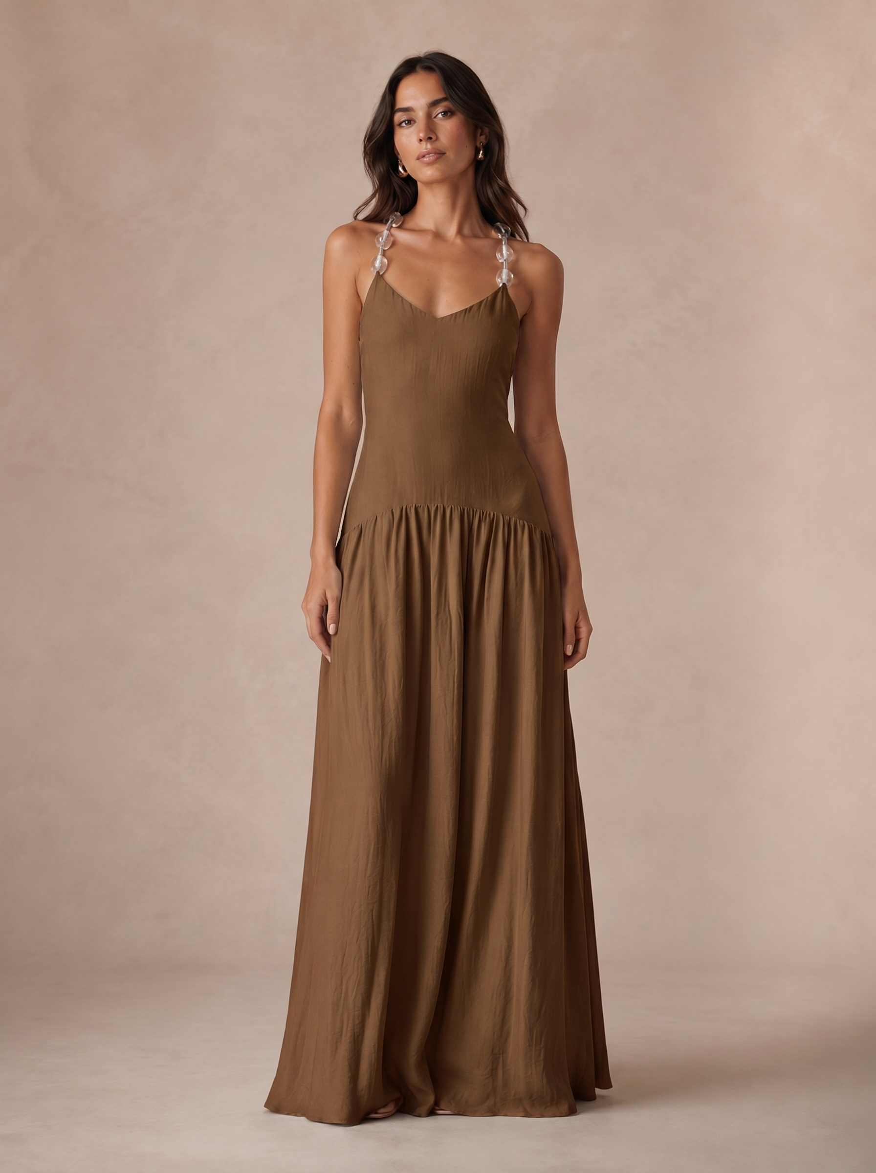 Vestido largo fluido con tirantes joya