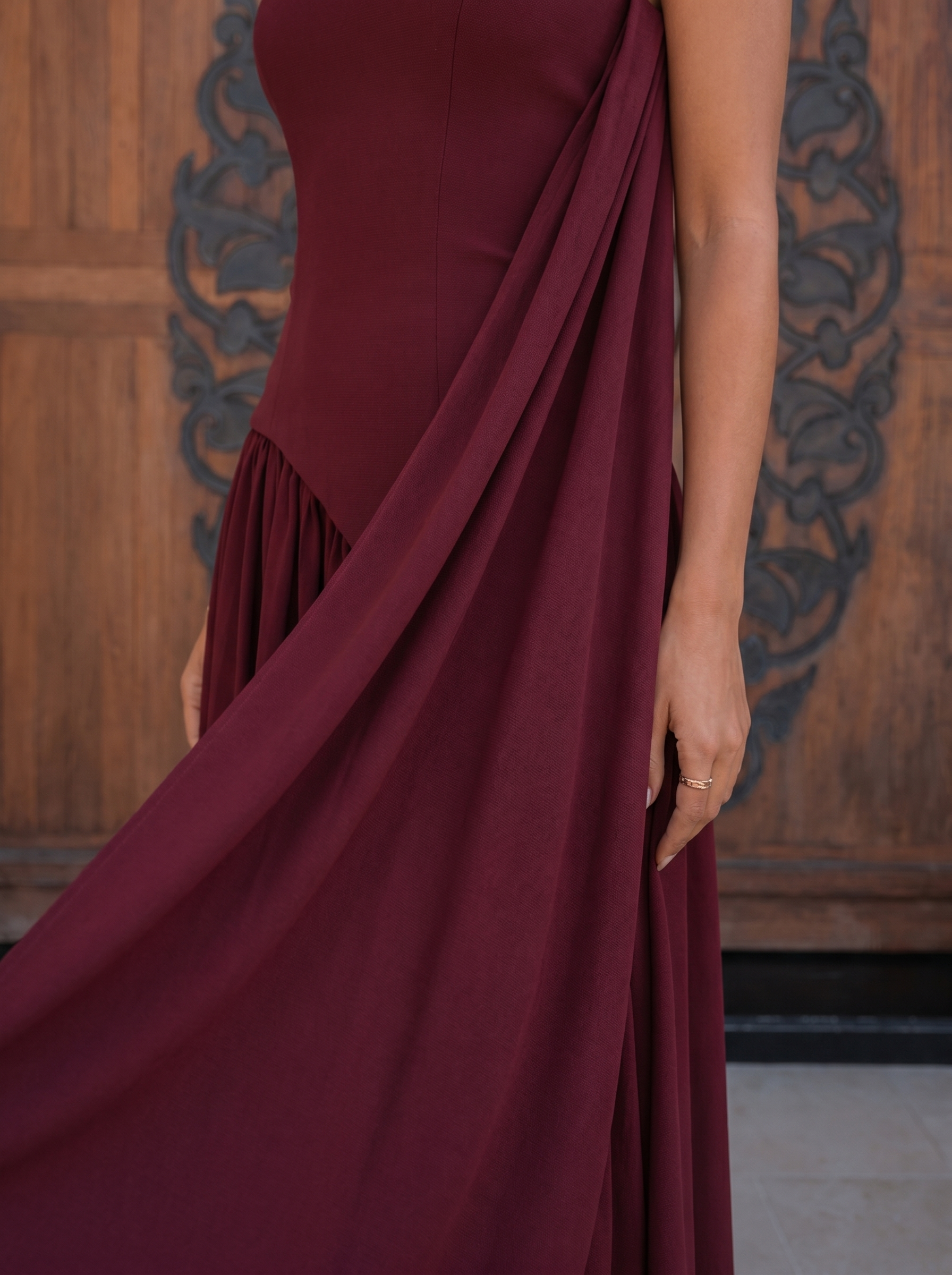 Vestido largo asimétrico con pañuelo